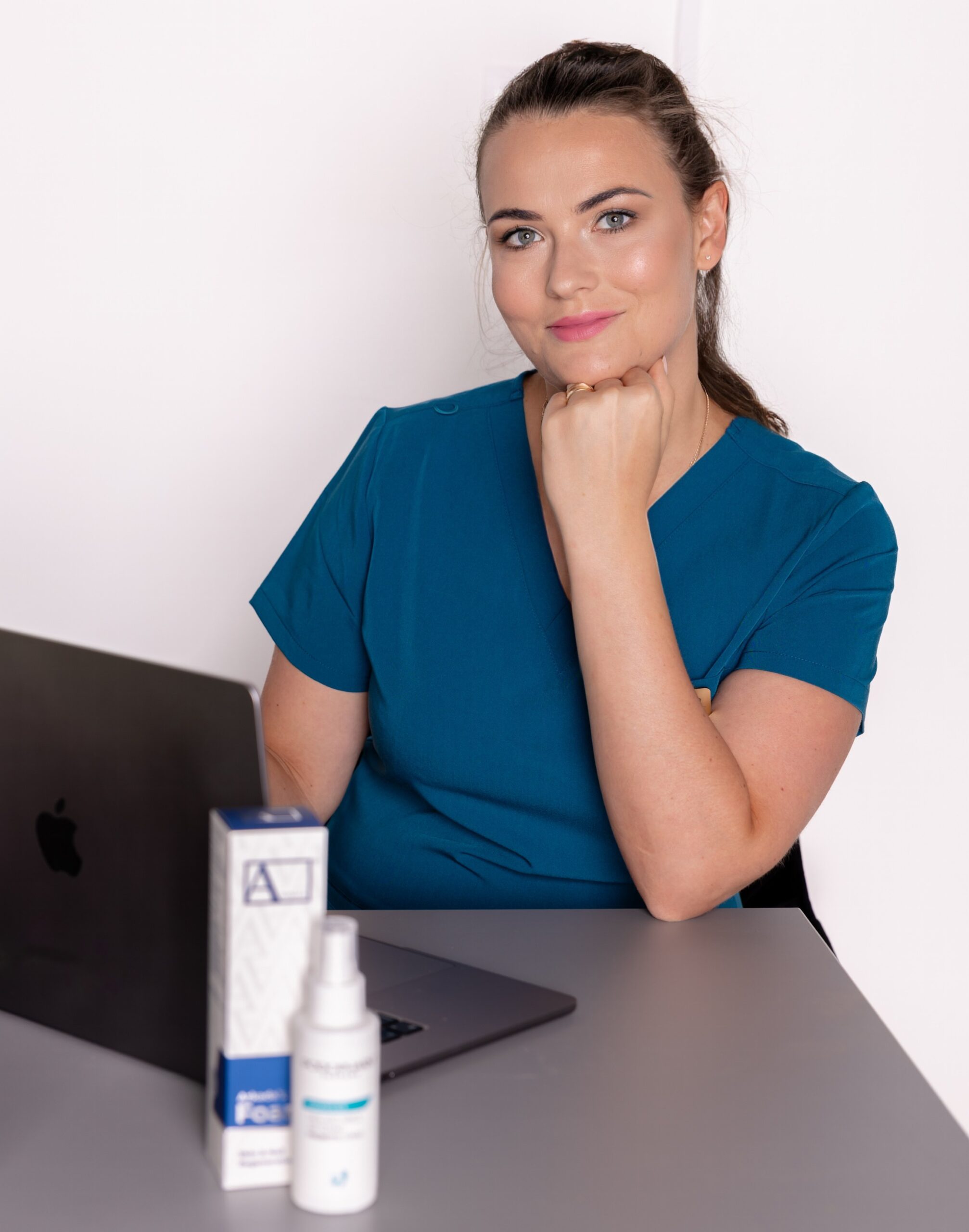 podolog w gabinecie podologicznym