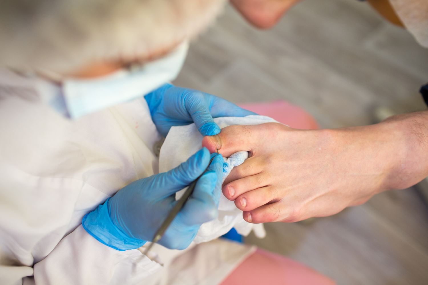 dzikie mięso na paznokciu